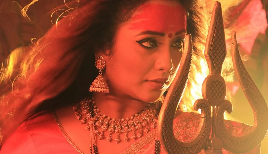 नवरात्रि 2025: रानी चटर्जी का ग्लैमरस फोटोशूट, त्रिशूल लिए मां दुर्गा की भक्ति में डूबी भोजपुरी एक्ट्रेस