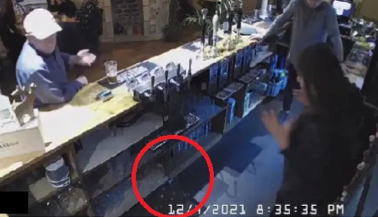 बार में काम कर रही लड़की के बगल में भूत की यह हरकत कैमरे में हुई कैद, देखे वीडियो