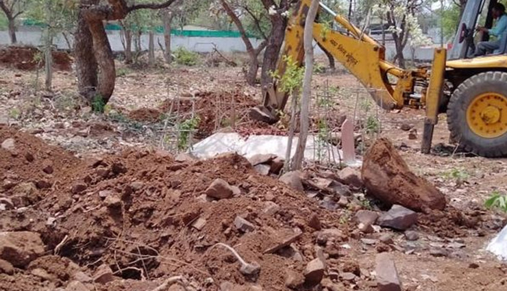 भोपाल: कब्र खोदने वालों के हाथों में पड़े छाले, अब जेसीबी से हो रही खुदाई