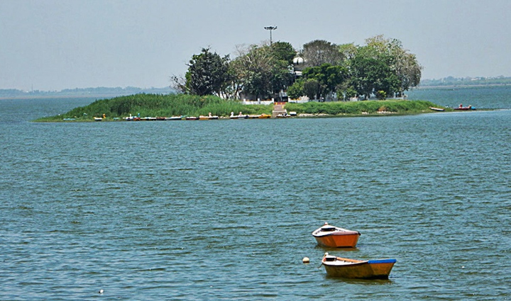 bhopal tourist attractions,city of lakes bhopal,must-visit places in bhopal,bhopal sightseeing spots,top attractions in bhopal,discovering bhopal charm,bhopal travel guide,explore the city of lakes bhopal,bhopal landmarks,best places to visit in bhopal