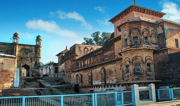 bhopal tourist attractions,city of lakes bhopal,must-visit places in bhopal,bhopal sightseeing spots,top attractions in bhopal,discovering bhopal charm,bhopal travel guide,explore the city of lakes bhopal,bhopal landmarks,best places to visit in bhopal