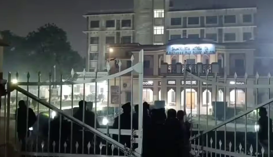 BHU में देर रात हंगामा: छात्रों और सुरक्षा कर्मियों में भिड़ंत, मारपीट और पत्थरबाज़ी से माहौल तनावपूर्ण
