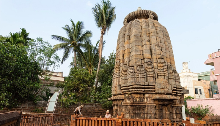 lord shiva temples in bhubneswar,bhubneswar,temples in india,lingaraja temple,muktesvara temple,rajarani temple,parsurameswar temple,pabaneswara temple,subarnesvara temple,mangalesvara temple