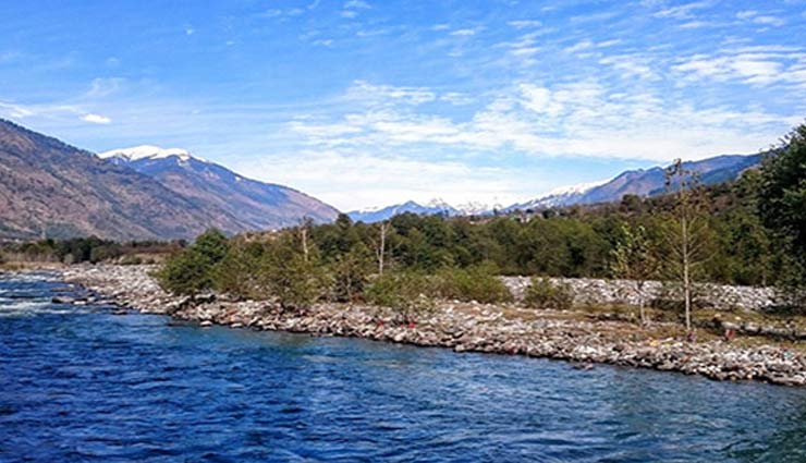 हिमाचल का खूबसूरत शहर है भुंतार, दिलाता है प्राकृतिक नजारों का मजा