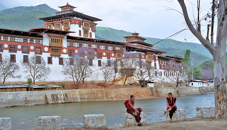 bhutan,places to visit in bhutan,tourist attraction in bhutan,punakha dzong,dochula pass,buddha dordenma statue,tigers nest,norzim lam street,thimpu