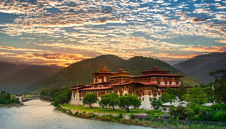भारत-चीन के बीच बसा है भूटान, अपनी आह्लादित खूबसूरती के लिए खींचता है पर्यटकों को