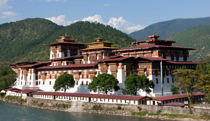 bhutan,places to visit in bhutan,tourist attraction in bhutan,rinpung dzong,chele la pass,punakha dzong,dochula pass,tigers nest,phobjikha valley