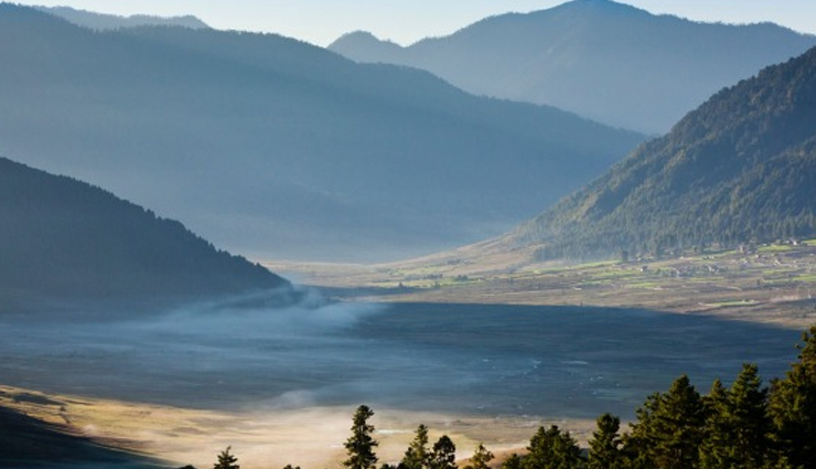 bhutan,places to visit in bhutan,tourist attraction in bhutan,rinpung dzong,chele la pass,punakha dzong,dochula pass,tigers nest,phobjikha valley