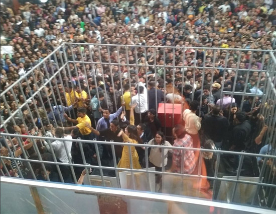 बिग बॉस 11: लाइव वोटिंग के दौरान हिना के साथ हुआ हादसा, आपे से बाहर हुई भीड़, देखे विडियो