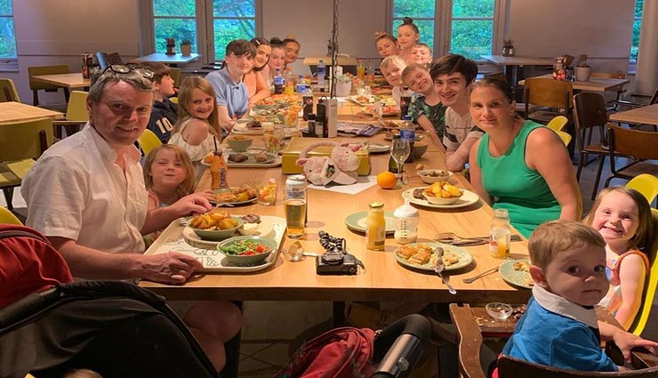 weird news,weird information,britain biggest family,radford famly