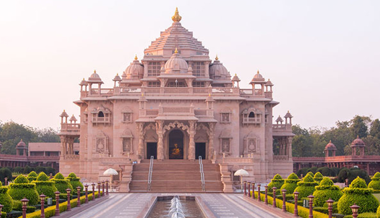 biggest temples,biggest temples in india,temples in india,srirangam temple,chhatarpur temple,akshardham,ramakrishna math,thillai nataraja temple