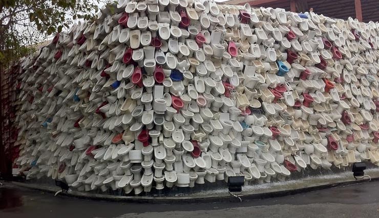 biggest public art of toilet fountain
