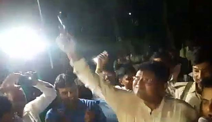 विदाई समारोह में जमकर थिरके कटिहार के एसपी साहब, फिर हवा में दागी गोलियां विदाई समारोह में जमकर थिरके कटिहार के एसपी साहब, फिर हवा में दागी गोलियां