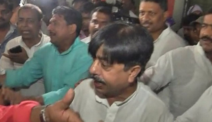 बिहार: 150 बच्चों की मौत पर अब हो रही है राजनीति, कांग्रेस नेताओं ने अस्पताल में भीड़ जुटाकर डाली इलाज में बाधा