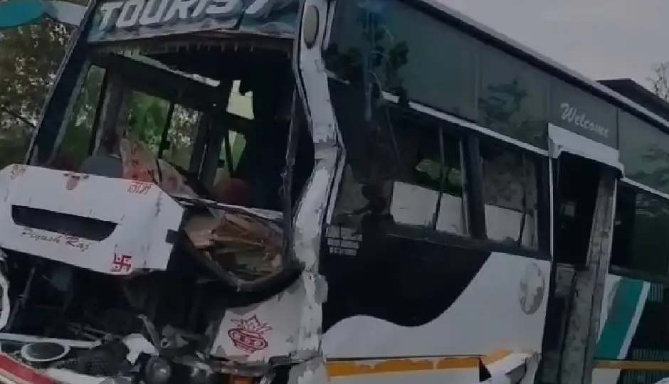 रोहतास में भीषण सड़क हादसा: तेज रफ्तार ट्रक ने बस और पिकअप को रौंदा, एक ही परिवार के 5 लोगों की दर्दनाक मौत