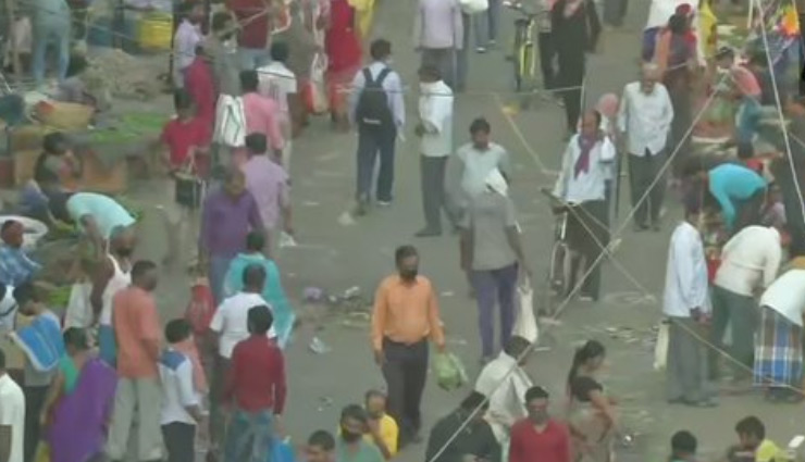 बिहार की राजधानी पटना में सोशल डिस्टैंसिंग की उड़ी धज्जियां, सामने आईं ये तस्वीरें