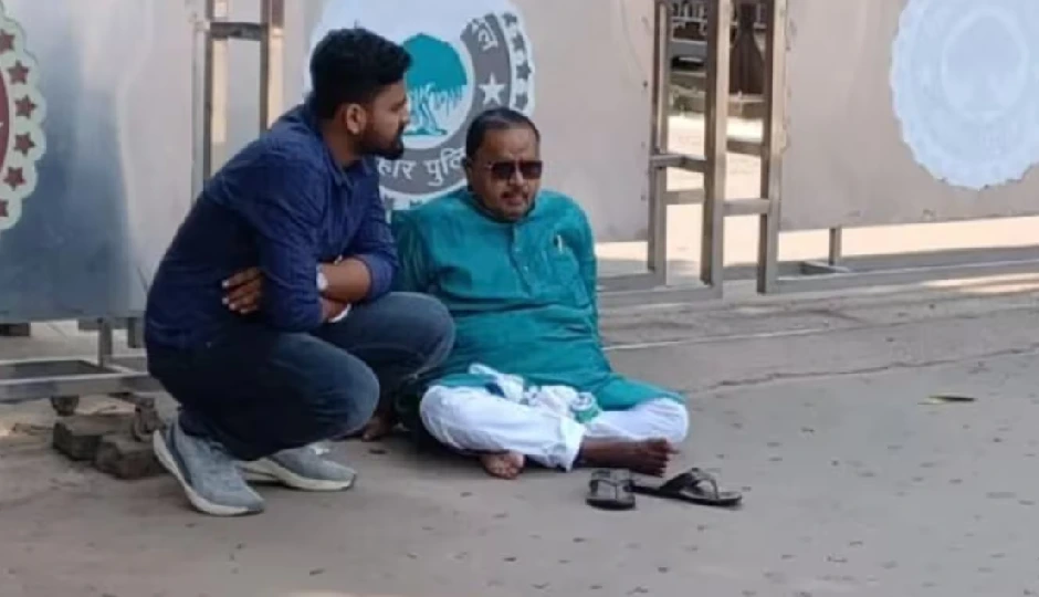 बिहार विधानसभा चुनाव 2025: टिकट कटने की आशंका,  विधायक गोपाल मंडल ने नीतीश कुमार के आवास के बाहर शुरू किया धरना