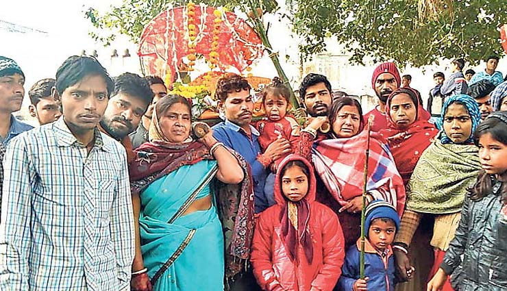चार बहुओं ने ससुर के पार्थिव शरीर को दिया कंधा,  पूरे गांव ने दिया इनका साथ
