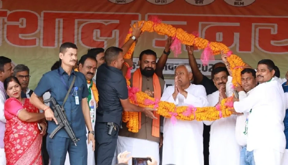 ‘भय के दौर’ से ‘शांति के सफर’ तक — तारापुर में नीतीश कुमार की जनसभा, राजद पर साधा निशाना