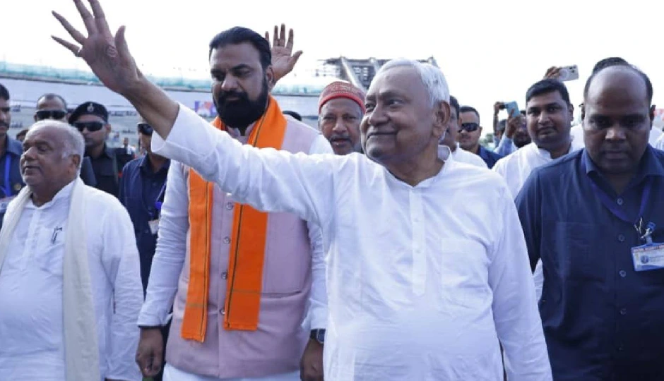 बिहार में नई सरकार गठन की तैयारियां तेज, नीतीश कुमार के आवास पर नेताओं का जमावड़ा