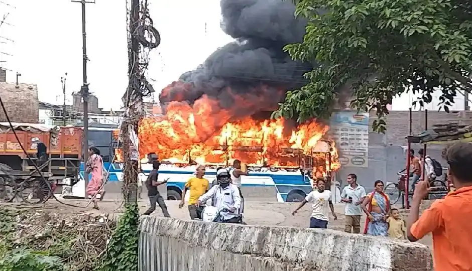 पटना में सड़क हादसे के बाद भड़की हिंसा! बस समेत 5 वाहनों को किया आग के हवाले, पुलिस और मीडिया पर भी पथराव