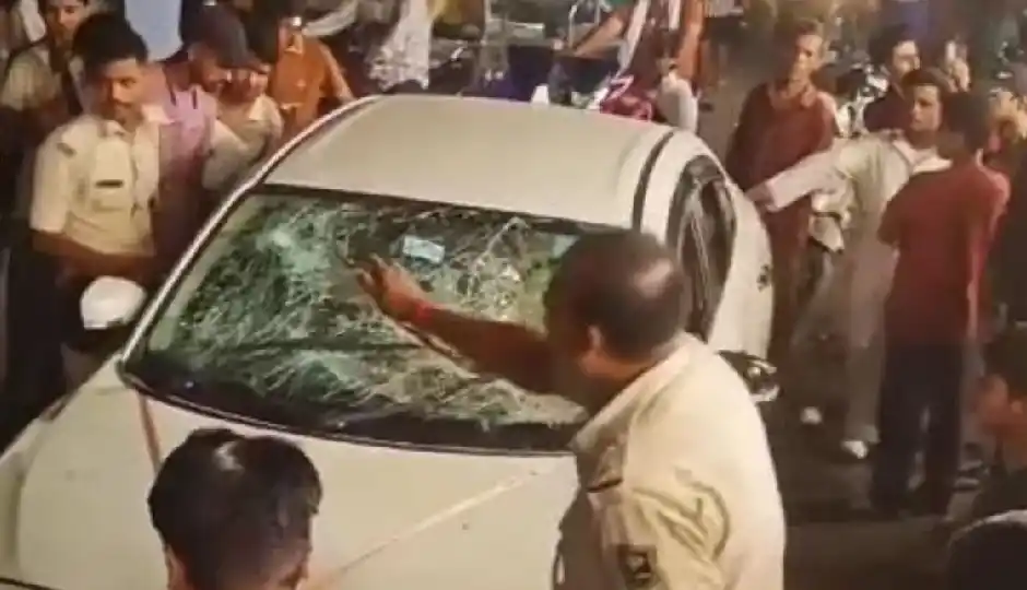 बिहार में शराबबंदी की खुली पोल? नशे में कार सवारों ने कई वाहनों को मारी टक्कर, भीड़ ने पीटा