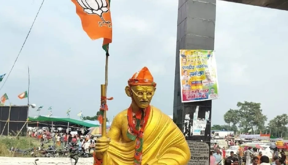 गांधी प्रतिमा पर बीजेपी की टोपी और कमल झंडा, मुजफ्फरपुर में भड़की राजनीति, आरजेडी-कांग्रेस ने किया विरोध