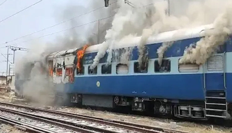 अग्निपथ प्रोटेस्ट: बिहार में उग्र हुआ प्रदर्शन, युवाओं ने पैसेंजर ट्रेन में लगाई आग 