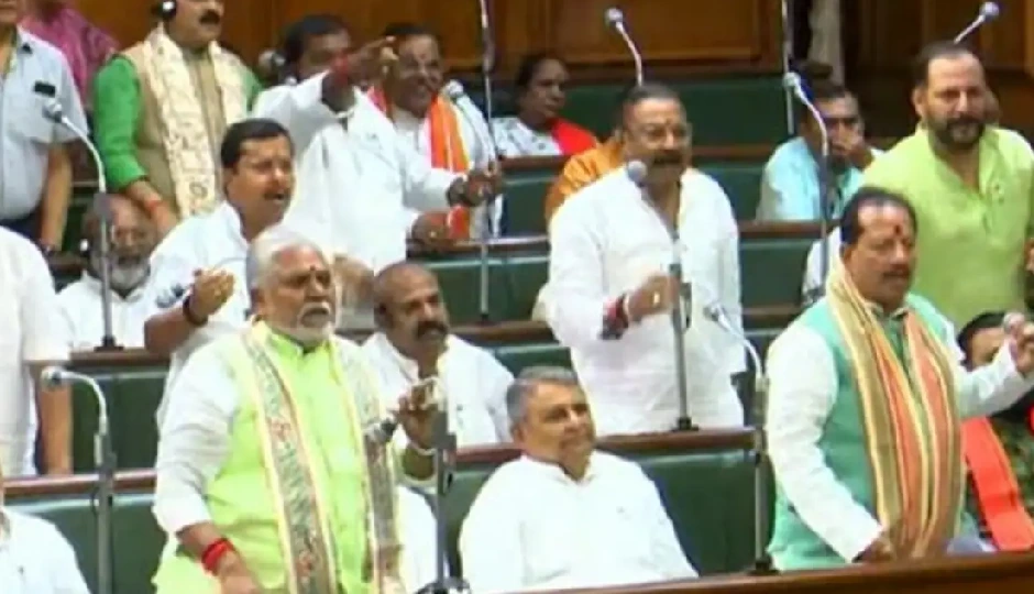 ‘सदन किसी के बाप का नहीं...’ कहकर गरमाई बिहार विधानसभा, राजद विधायक की टिप्पणी पर सत्ता पक्ष का हंगामा ‘सदन किसी के बाप का नहीं...’ कहकर गरमाई बिहार विधानसभा, राजद विधायक की टिप्पणी पर सत्ता पक्ष का हंगामा