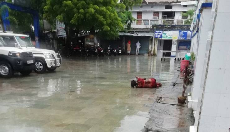 बिहार / अस्पताल के बाहर घंटों बारिश में पड़ी रही महिला, प्रशासन ने नहीं ली सुध 
