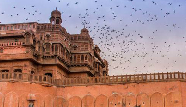 हवेलियों और महलों से ज्यादा रेत के मैदान का आनन्द लेने आते हैं पर्यटक, एक समग्र दृष्टि बीकानेर पर bikaner travel guide,bikaner tourism,best places to visit in bikaner,top attractions in bikaner,bikaner sightseeing,bikaner historical sites,bikaner desert safari,bikaner camel festival,bikaner food guide,bikaner travel tips,exploring bikaner,things to do in bikaner,bikaner vacation ideas