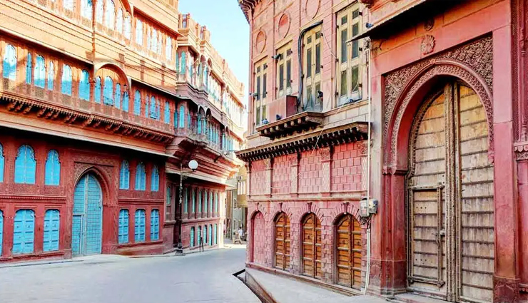 हवेलियों और महलों से ज्यादा रेत के मैदान का आनन्द लेने आते हैं पर्यटक, एक समग्र दृष्टि बीकानेर पर bikaner travel guide,bikaner tourism,best places to visit in bikaner,top attractions in bikaner,bikaner sightseeing,bikaner historical sites,bikaner desert safari,bikaner camel festival,bikaner food guide,bikaner travel tips,exploring bikaner,things to do in bikaner,bikaner vacation ideas