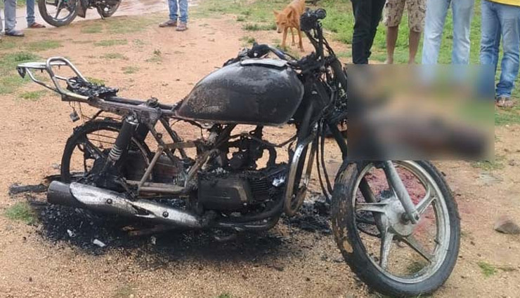 झारखंड / बर्बरता की हद पार, युवक के सिर को पत्थर से कुचला फिर बाइक समेत शव को जलाया