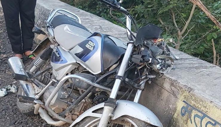 राजस्थान : रफ्तार ने दी जिंदगी को हार, 50 फीट नीचे पुल से गिरे दो बाइक सवार, एक की मौत