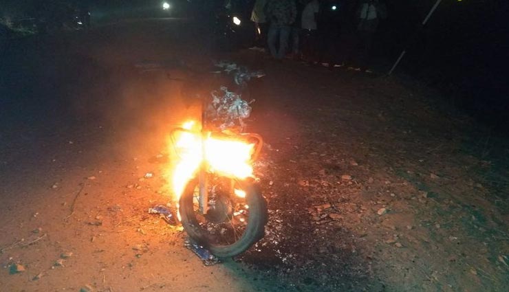 भरतपुर : चलती बाइक में अचानक लग गई आग, चालक ने कूद कर बचाई अपनी जान 