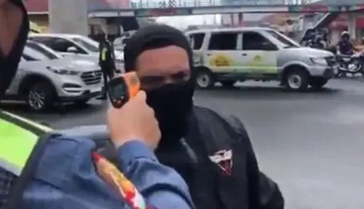 कोरोना वायरस से बचने के लिए इस बाइक सवार ने लगाए वोदका शॉट्स, जांच देख उड़े होश