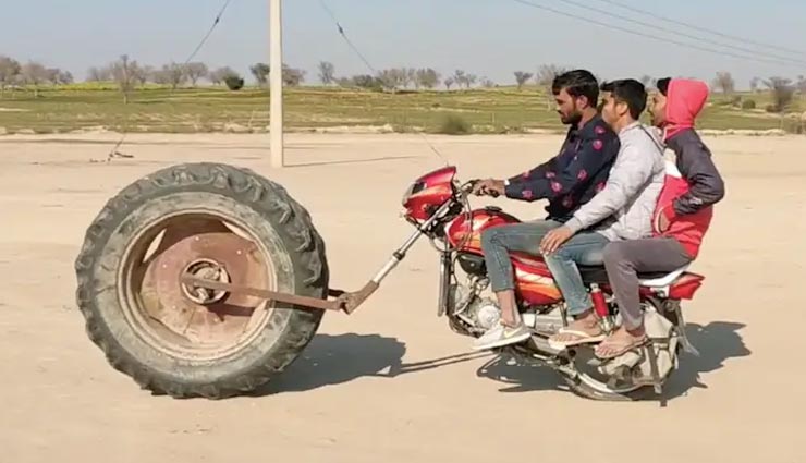 VIDEO: शख्स ने अपनी बाइक में लगा डाला ट्रैक्टर का पहिया, भारत में ही देखने को मिल सकता हैं ऐसा जुगाड़