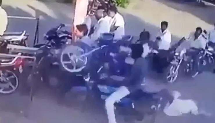 पेट्रोल पंप पर बाइक वाले ने की ऐसी गलती, वीडियो देख लोग बोले- यह पापा का परा है