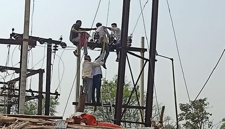 बिलासपुर: काम के दौरान विद्युत कर्मचारी को लगा करंट, आधे घंटे तक खंभे में ही बेहोश फंसा रहा 