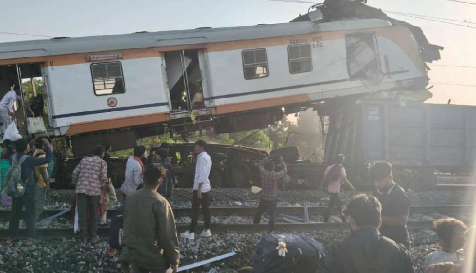 बिलासपुर ट्रेन हादसा: रेलवे ने जारी किए हेल्पलाइन नंबर, राहत-बचाव में जुटी टीमें, घायलों का चल रहा इलाज