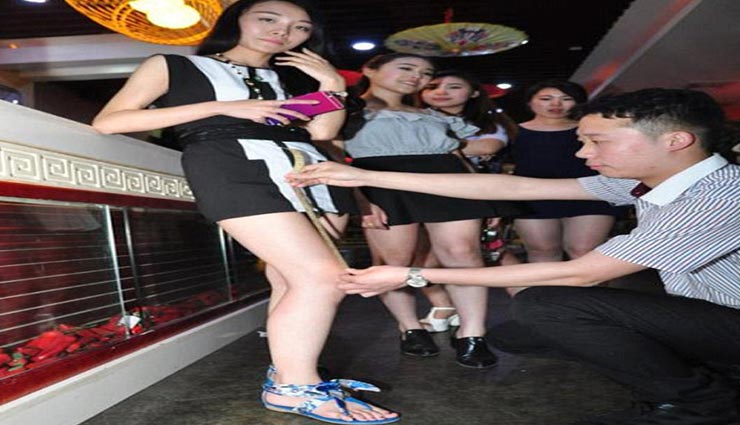 यहाँ रेस्टोरेंट का बिल बनता है लड़की की स्कर्ट नापकर, जितने छोटे कपडे उतना फायदा