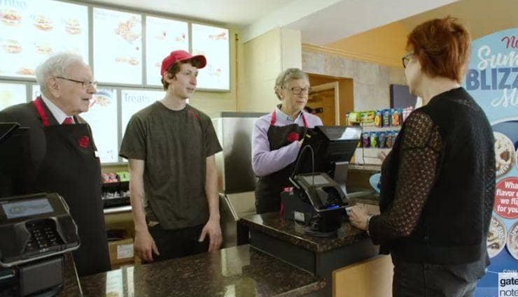 अमेरिका : वेटर बने दुनिया के दो बड़े अमीर शख्स, कैश काउंटर भी संभाला, देखे तस्वीरें