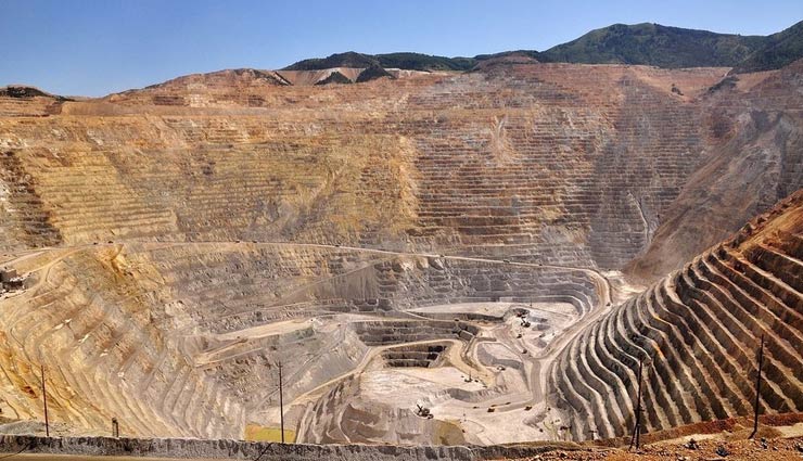 holidays,wanderlust,the richest hole on earth,bingham canyon mine,largets man made hole,must to visit place