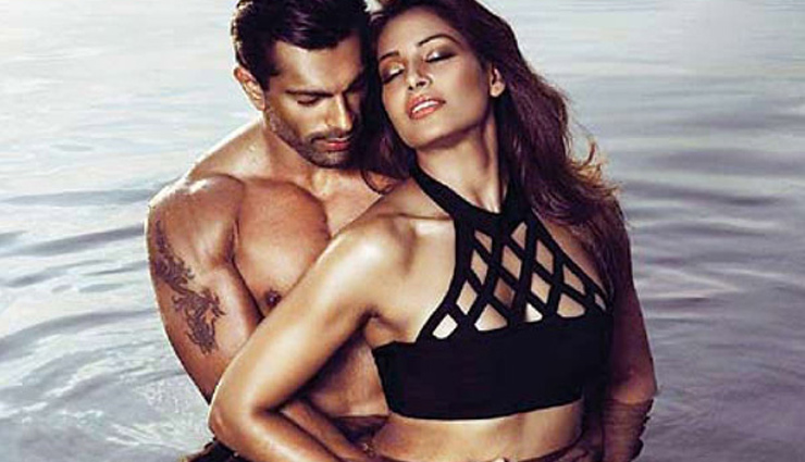 बिपाशा बसु ने प्रेग्नेंसी को किया कंफर्म, शर्ट के बटन खोल दिखाया बेबी बंप