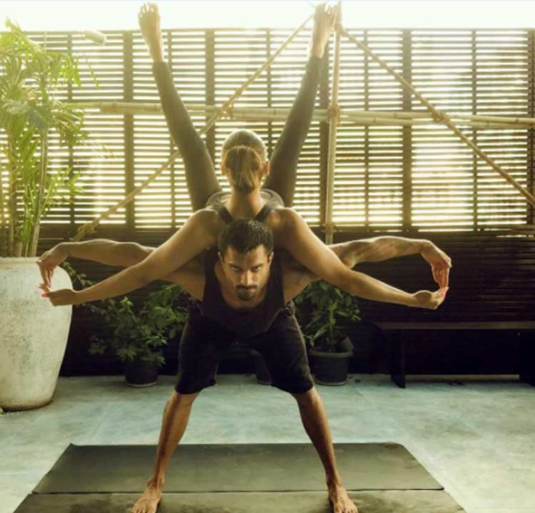 bipasha basu,karan singh grover,power yoga,yoga,hot yoga ,बिपाशा बासु,करण सिंह ग्रोवर,पॉवर योगा