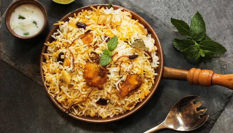 famous dishes of india from different states,vada paava,dhokla,dal bati churma,delhi chat,hyderabadi biryani,food in every state,famous food of indian states,indian states and their favorite food ,अलग राज्यों के फेमस व्यंजन