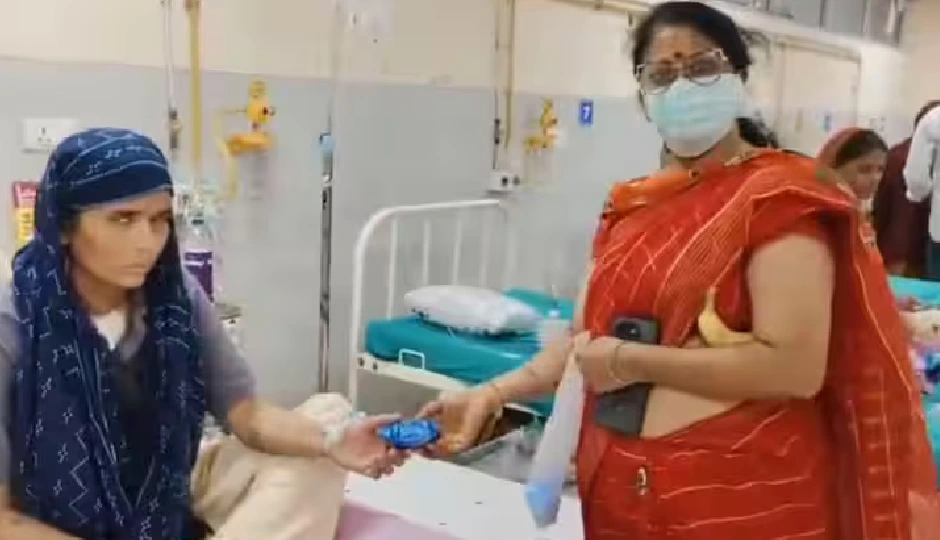 जयपुर: मरीज को दिया बिस्किट, फोटो खिंचवाकर वापस लिया, बीजेपी महिला नेता का वीडियो सोशल मीडिया पर वायरल