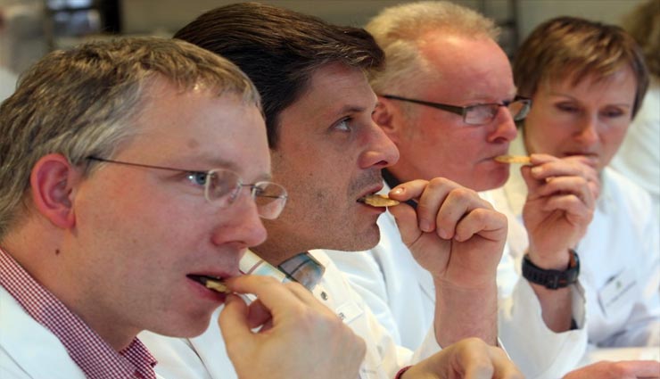 अनोखी नौकरी : सिर्फ बिस्किट का स्वाद बताने के लिए मिलेंगे साल के 40 लाख रुपये weird news,weird job,biscuit taster job,salaries of rs 40 lakh