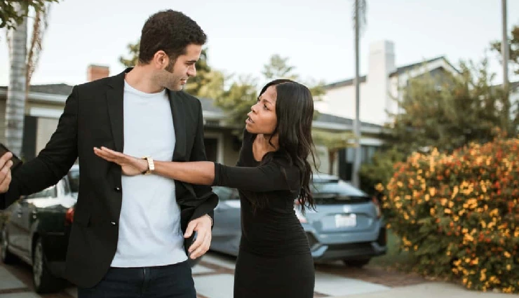 running into an ex,how to handle seeing your ex,dealing with ex awkward moment,what to do when you see your ex,how to stay calm around ex,tips for running into ex,meeting ex after breakup,how to behave around ex,awkward run-in with ex,how to be confident around ex