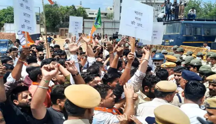 कांग्रेस पर्यवेक्षक के बयान के विरोध में भाजपा युवा मोर्चा ने किया प्रदर्शन, पुतला व टायर जलाये